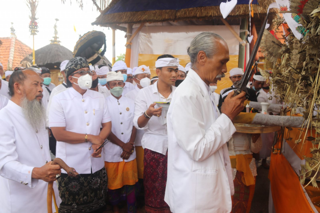 Bupati Giri Prasta Nuwek Bagia Pulakerti, Mesineb, Karya Ngusaba Desa lan Ngusaba Nini, Pura Desa, Desa Adat Pelaga